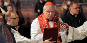 &#8222;Rosjanie strzelają do wszystkiego, co się rusza&#8221;. Kard. Krajewski pomaga w strefie przyfrontowej