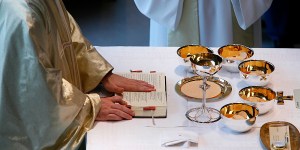 Dlaczego ksiądz „zmienia mszę”? Gdy zamiast „Oto wielka tajemnica wiary”, nagle słyszymy inną aklamację