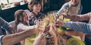 Niepokojące doniesienia o walce z alkoholem wśród młodzieży – czy rząd wycofuje się z zakazu reklamy alkoholu?