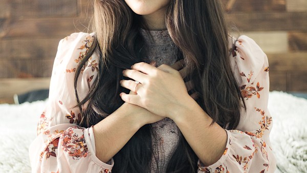 dziewczyna kładzie dłonie na sercu