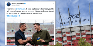 „To będzie dla mnie zaszczyt”. Robert Lewandowski zabierze opaskę Ukrainy na mundial w Katarze