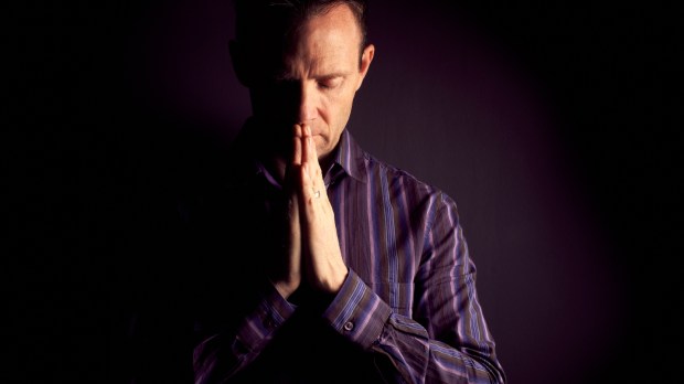 Modlący się mężczyzna