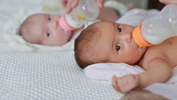 matka karmi bliźniaki mlekiem z butelek
