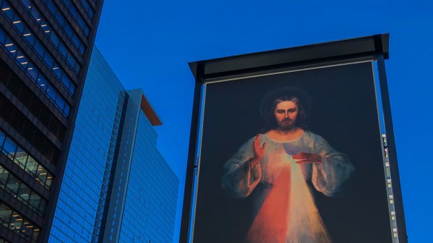 Obraz Jezusa Miłosiernego wśród wieżowców w Chicago