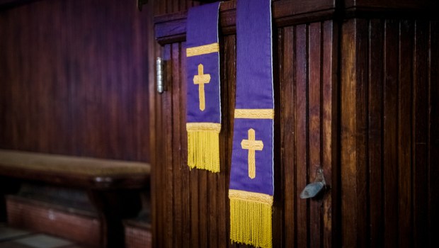 pusty drewniany konfesjonał w starym kościele