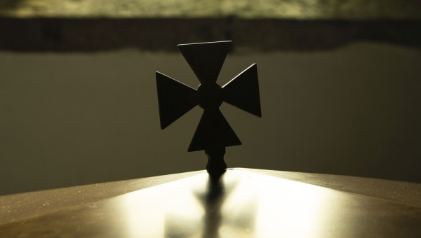 metalowy krzyż równoramienny