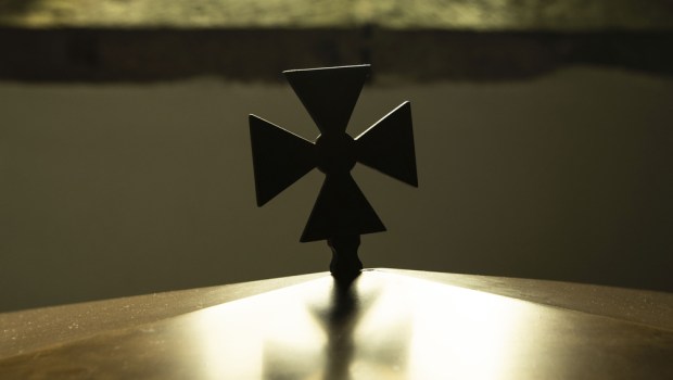 metalowy krzyż równoramienny