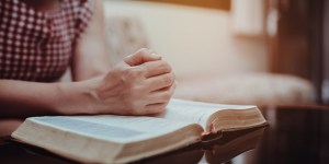 Miała dość i zmęczona osunęła się na kanapę, a wtedy odezwał się do nieju0026#8230; sam Bóg