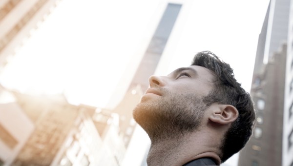 mężczyzna spogląda na wieżowce Nowego Jorku