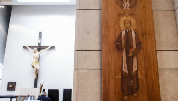 Kapliczka z ikoną ks. Józefa Stanka autorstwa Mateusza Środonia w Muzeum Powstania Warszawskiego