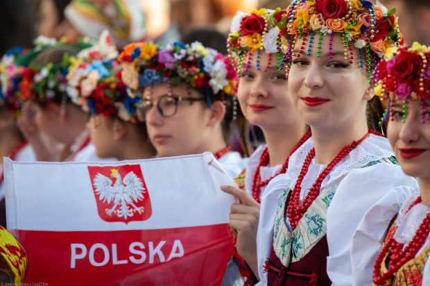 Gilrs wearing Polish traditional costum
