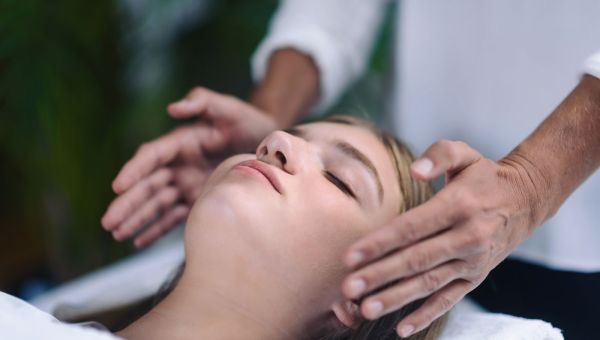 Szkodliwe pseudoterapie. Lekarze ostrzegają przed 7 praktykami