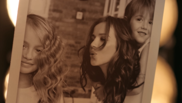 kadr z teledysku Andrzeja Piasecznego do filmu "Ania"