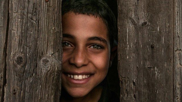 ubogi i radosny chłopiec w Egipcie