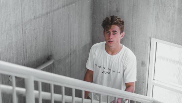 chłopak idzie w górę po schodach