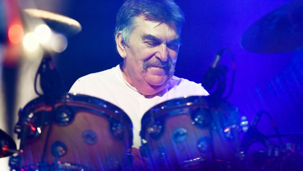 Jan Budziaszek za perkusją podczas koncertu