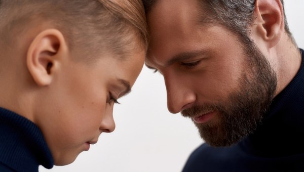 ojciec i syn stykają się czołami