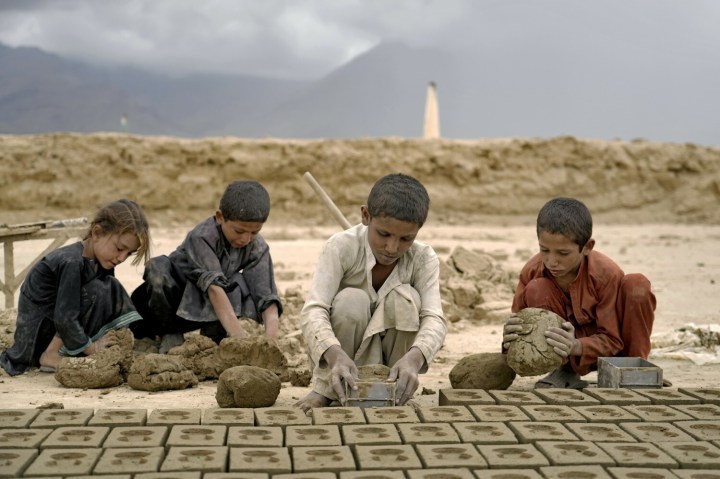 praca dzieci w fabryce cegieł w Afganistanie