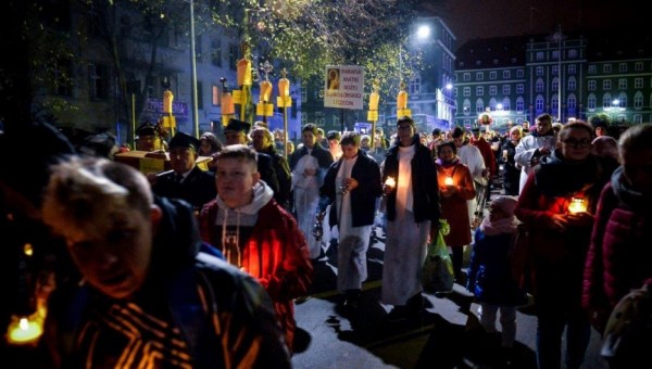 Procesja z relikwiami świętych po ulicach Szczecina