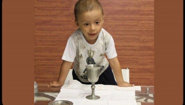 trzylatek celebrował Eucharystię