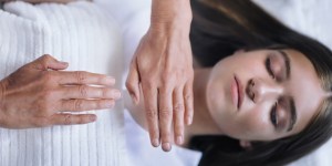 7 pseudoterapii szkodliwych dla ducha i umysłu. Lekarze przestrzegają!
