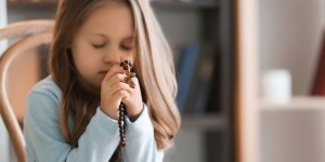 Milion dzieci z całego świata ponownie odmówi różaniec. „Nie bagatelizujmy modlitwy!”