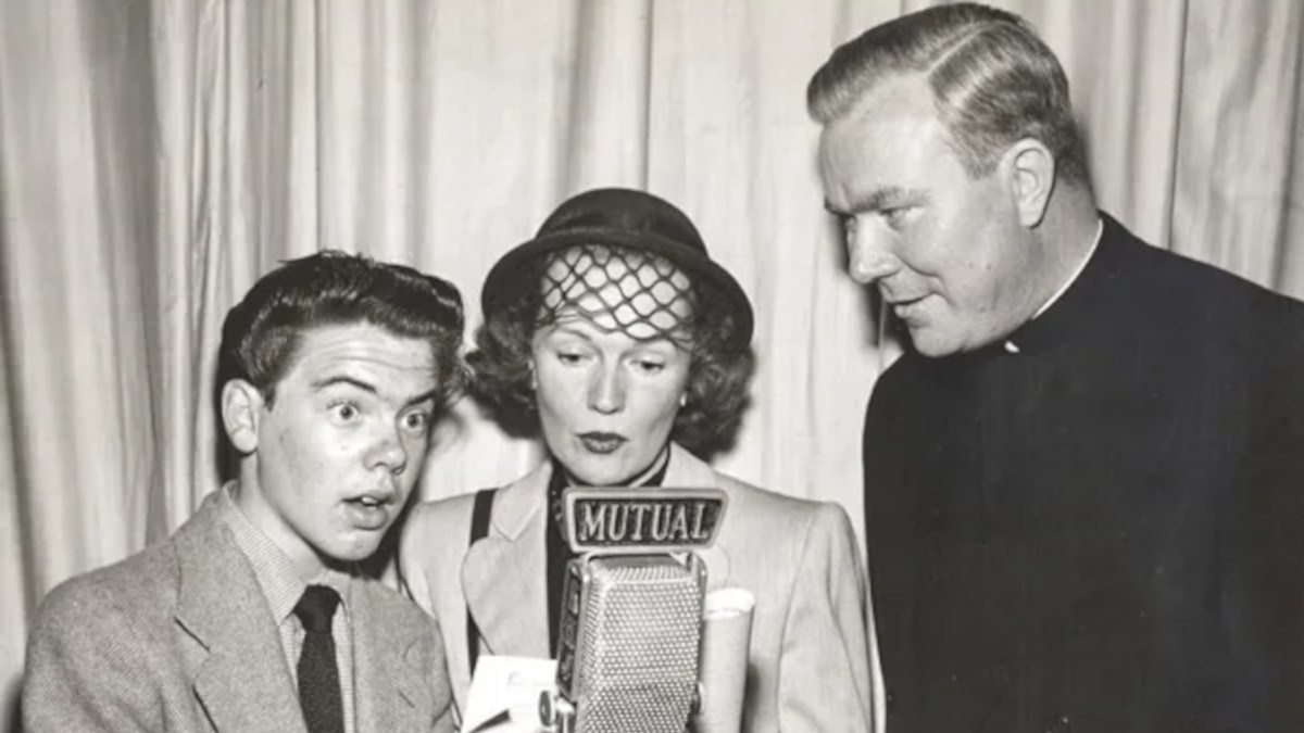 Ks. Patrick Peyton, Bobby Driscoll i Rita Johnson w studiu radiowym