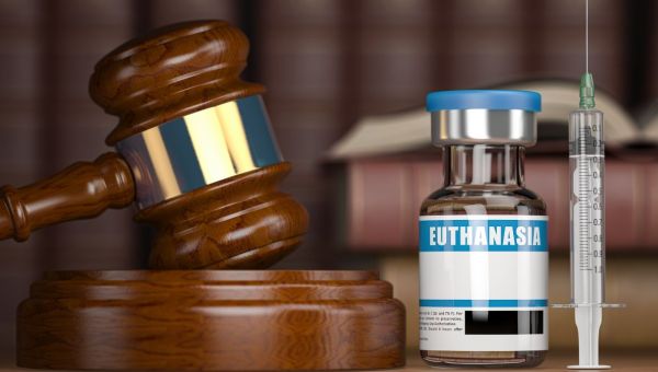 Młotek sędziowski i zastrzyk eutanazyjny na sali sądowej