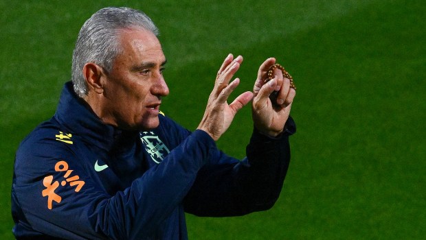 Trener reprezentacji Brazylii modlił się na różańcu podczas sesji treningowej