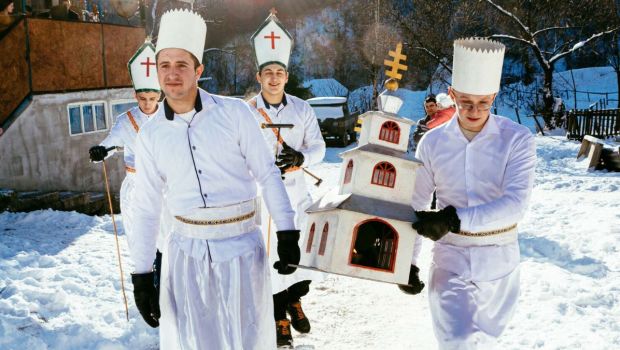 Ukraińscy mężczyźni niosą szopkę bożonarodzeniową