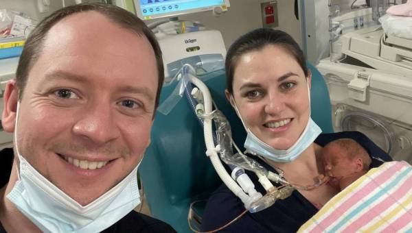 Rodzina Thomasów z małą Sailor w szpitalu po operacji nowotworu