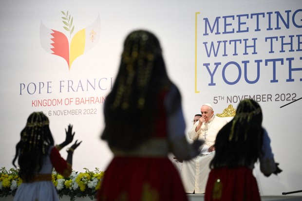 papież Franciszek ogląda taniec w wykonaniu młodzieży ze Szkoły Najświętszego Serca