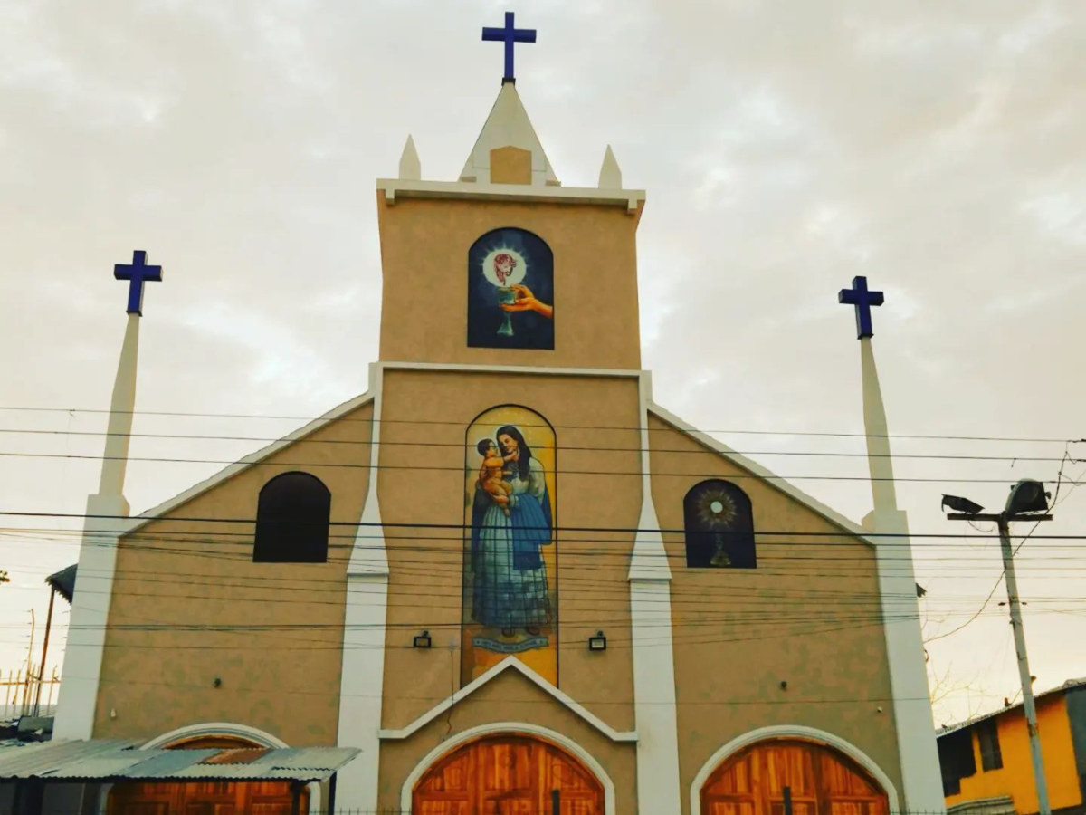 {"rendered":"[GALERIA] Maryja o egzotycznych rysach i Dzieci\u0105tko wr\u0119czaj\u0105ce Jej kwiat. To sanktuarium jest znakiem nadziei"}