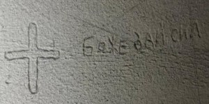 „Boże, daj siłę”… Wstrząsające modlitwy na ścianach sal tortur w Chersoniu