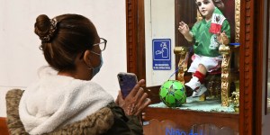 Meksykanie przed meczem z Polską modlą się do&#8230; Dzieciątka Jezus w piłkarskim stroju