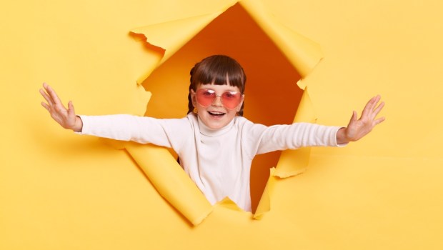 dziewczynka przedziera się przez kartonową ścianę