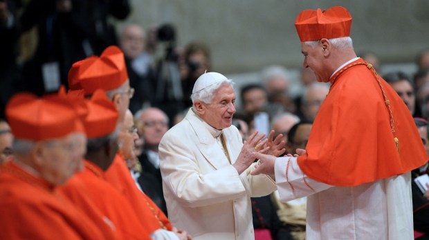 kardynał Gerhard Muller i papież senior Benedykt XVI