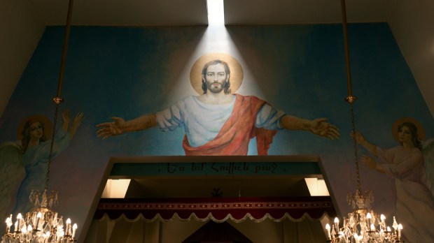 obraz Chrystusa nad wejściem do kościoła