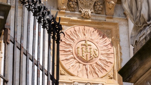 Znak Towarzystwa Jezusowego na kościele w Krakowie