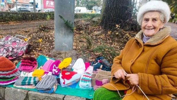 pani Krystyna Misióra ze Szczecina robi na drutach czapki i rękawiczki, żeby zarobić na aparat słuchowy