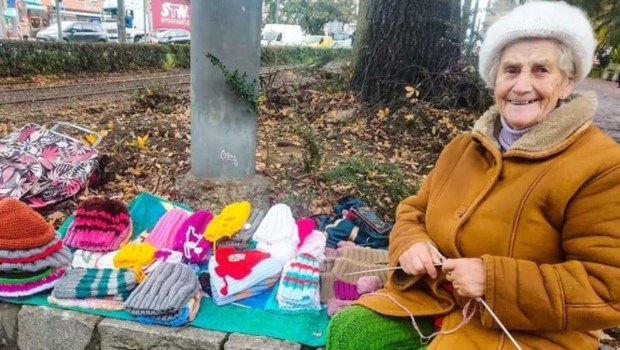 pani Krystyna Misióra ze Szczecina robi na drutach czapki i rękawiczki, żeby zarobić na aparat słuchowy
