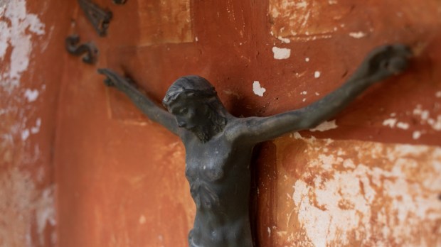 krucyfiks na ścianie starego włoskiego kościoła