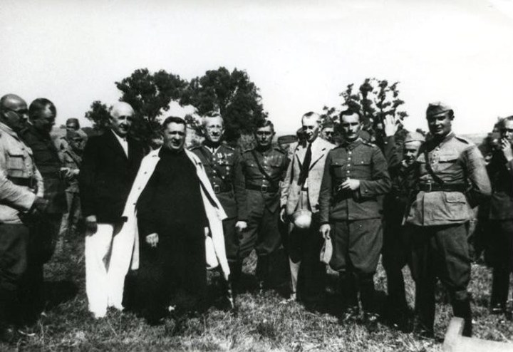 Ksiądz Jan Leon Ziółkowski z żołnierzami