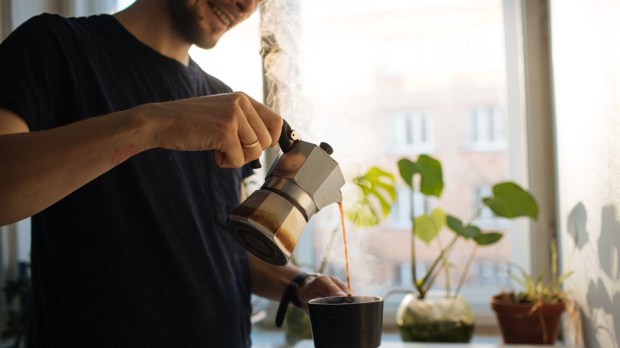 mężczyzna robi kawę rano w swoim domu