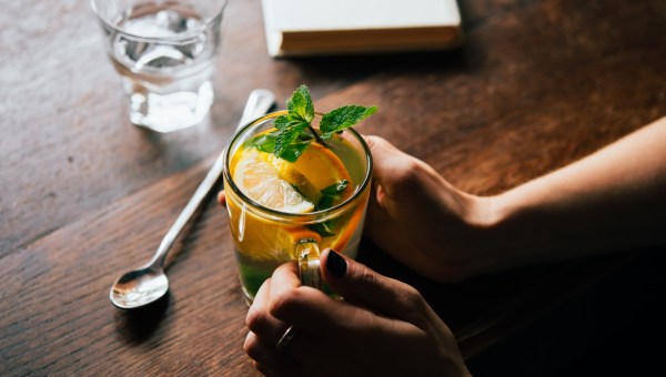 kobiece dłonie trzymają szklankę z lemoniadą