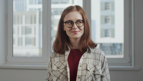 młoda dziewczyna uśmiecha się tajemniczo