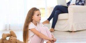 Trauma wczesnego odrzucenia kładzie się cieniem na późniejszym życiu. Jak uporać się z jej konsekwencjami?