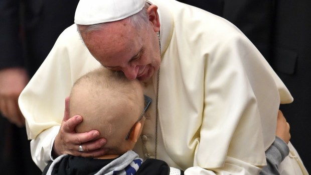 papież Franciszek przytula chore dziecko