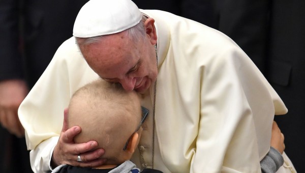 papież Franciszek przytula chore dziecko