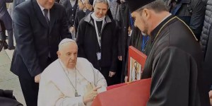 Ukraińscy mnisi i mniszki podarowali papieżowi ornaty. Zawierają one wymowny symbol…